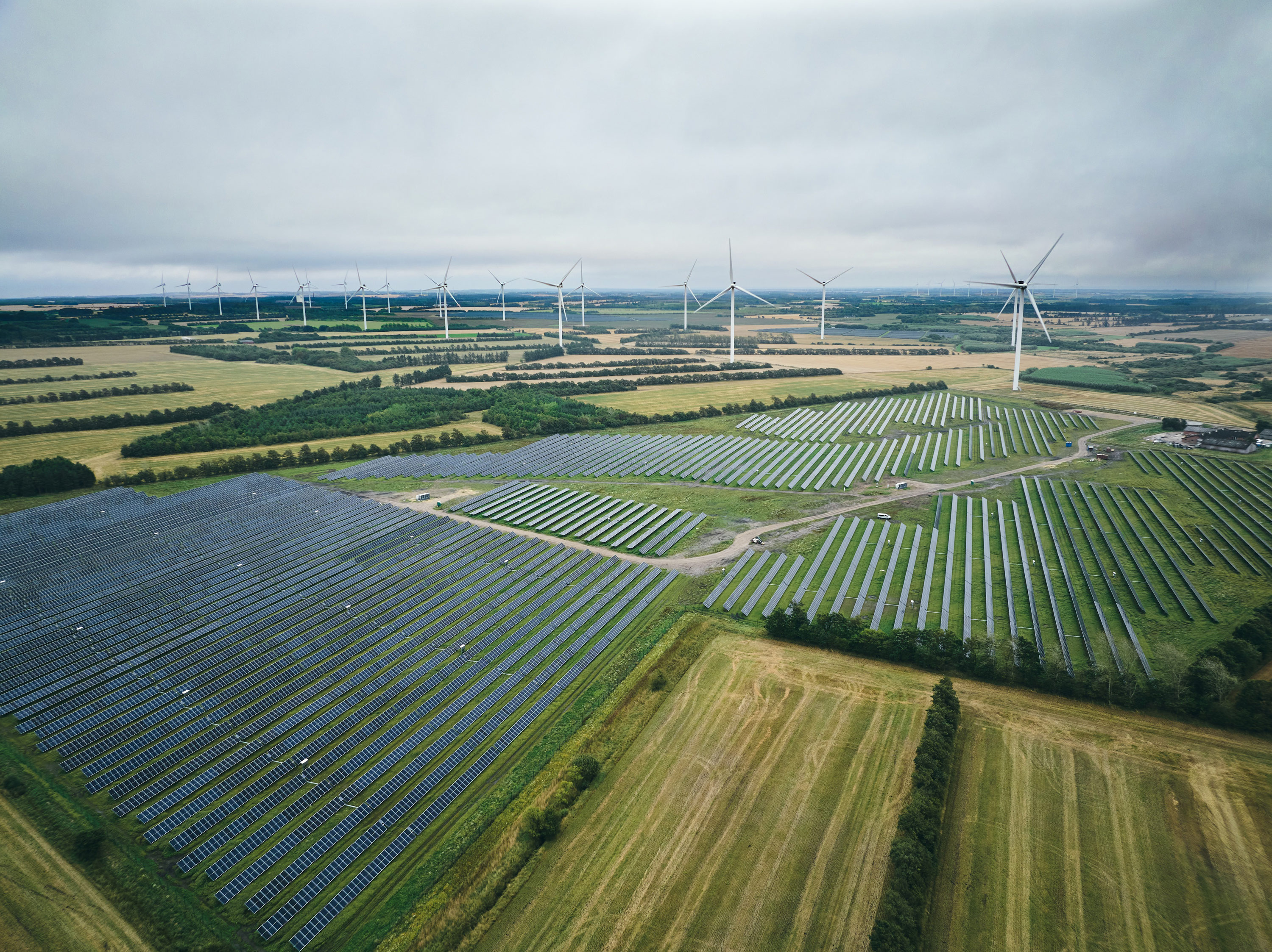 Landskab med marker og vindmøller set fra oven