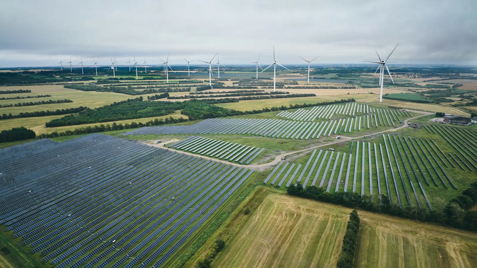 Landskab med marker og vindmøller set fra oven