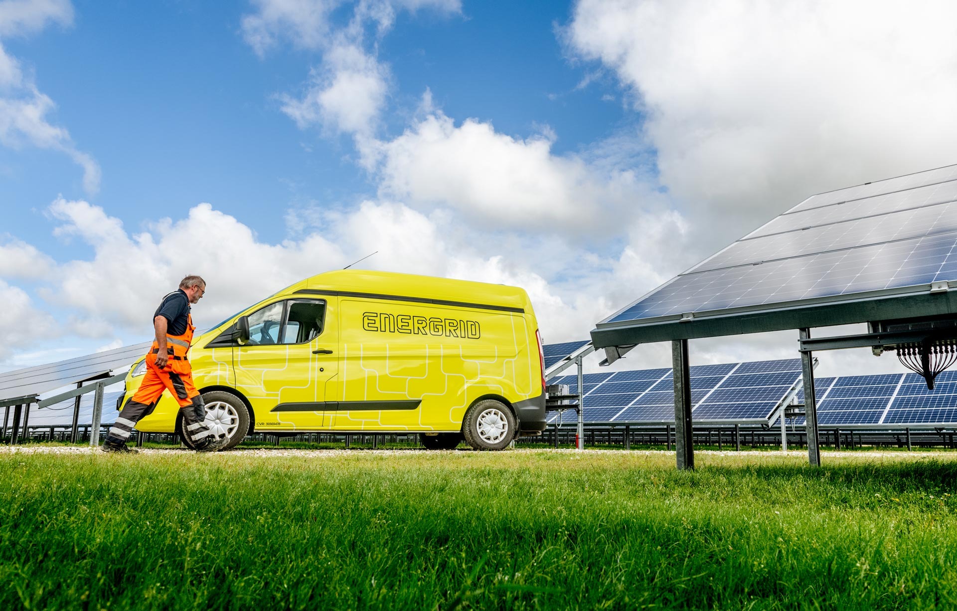 Energrid bil på en solcellemark 